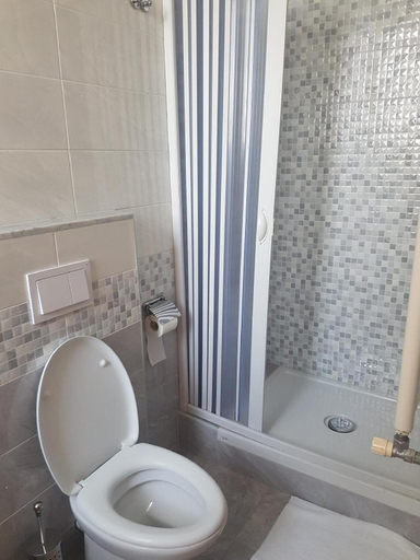 Bathroom 3, Le Tre Stazioni, Genova