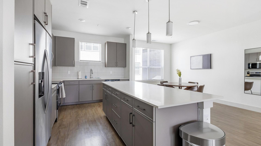 Private kitchen 5, Landing Amazing 2bd, Courtyard, Pool, Dallas