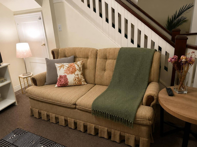 Living area, Room-cozy Basement Retreat in Bancroft, Hastings