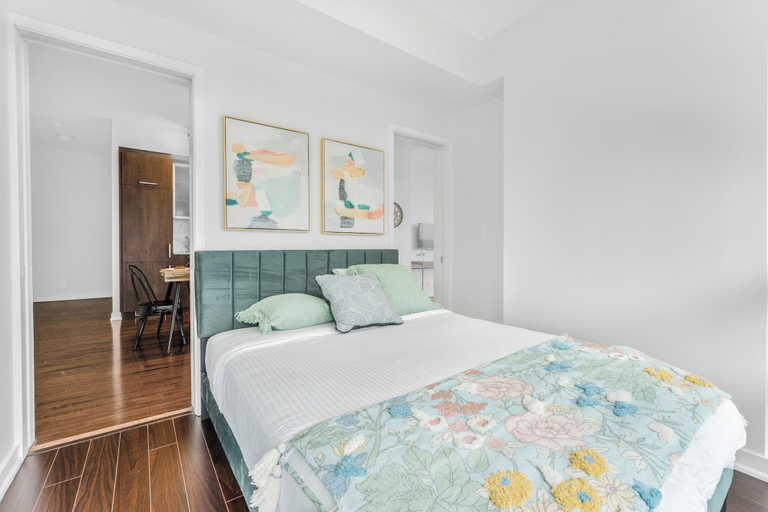 Room 5, Skyline Reserve l High-Rise Suites, Toronto