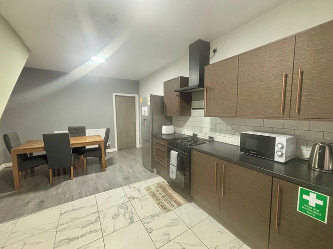Private kitchen 4, Homesrentals Ensuite Sleeps 2 With High Speed Wifi, Sandwell