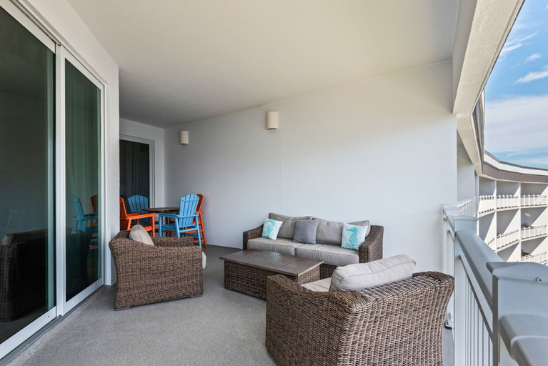Balcony, 2BR Gulf-front Pool, Hot Tub & Direct Beach Access + Attraction Tickets!, Walton
