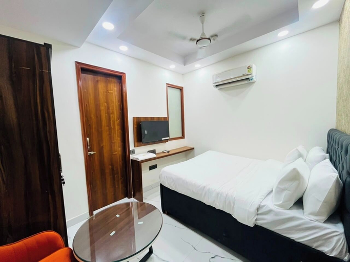 Room 5, Roomshala Aroha Boutique Residency, Gautam Buddha Nagar