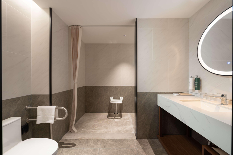 Bathroom 5, Hilton Garden Inn Tianjin Railway Station, Tianjin