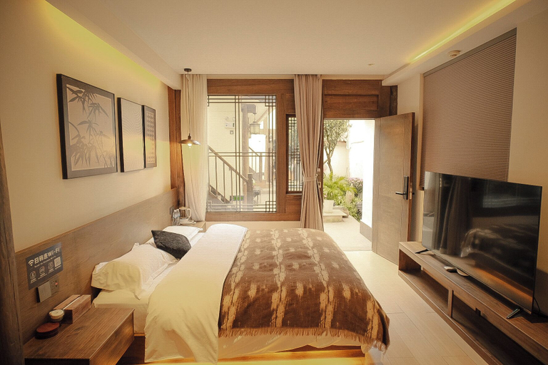 Room 5, The Nomad Yard - Lijiang Old Town - Social Hostel for Travelers, Hikers & New Friends - EAT & DRINK, Lijiang