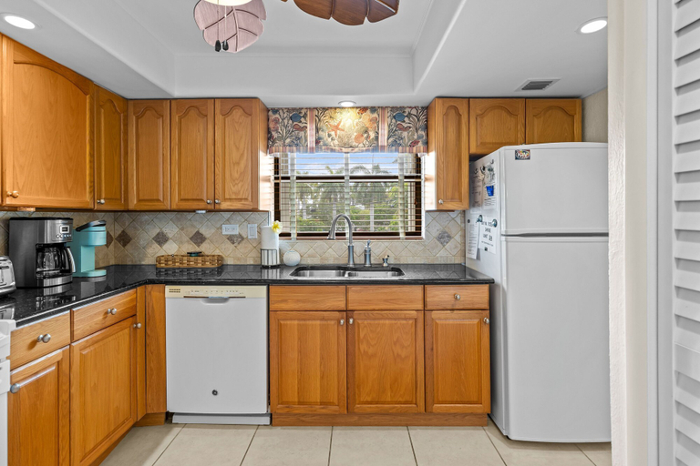 Room 4, Sandbar Serenade Private Beach Heated Pool Key Colony Beach, Monroe