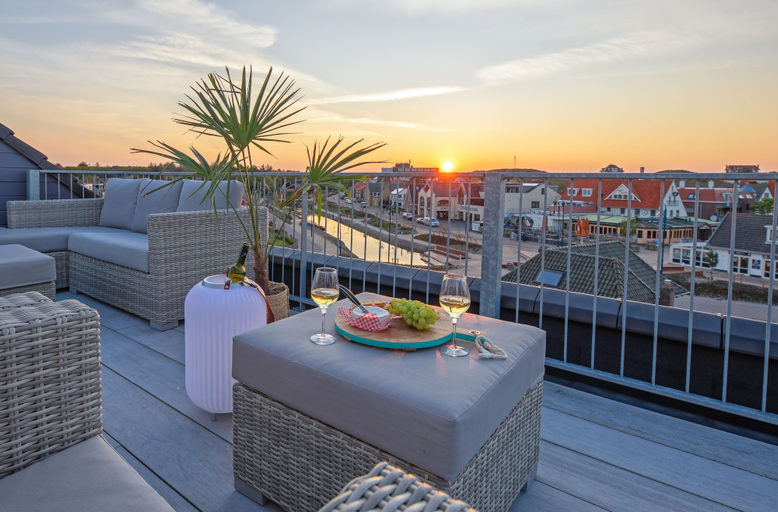 Terrace/patio 5, Strandplevier Suites, Texel