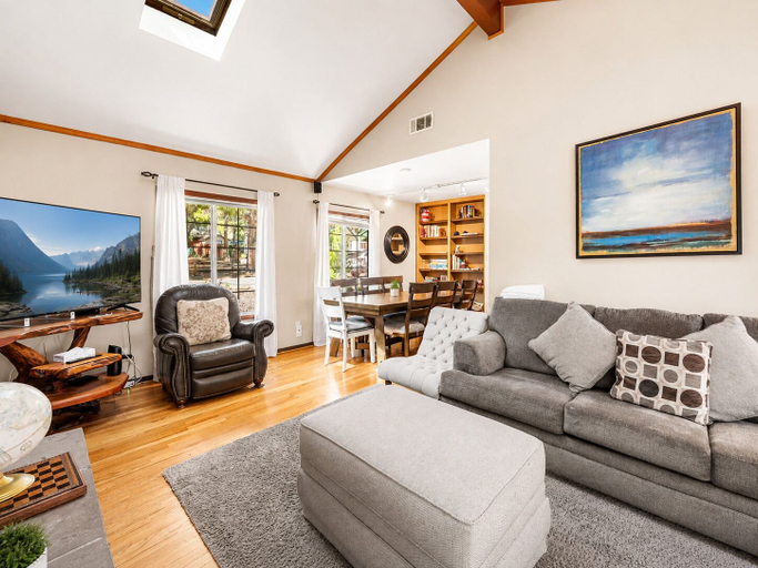 Living area 5, Calm & Cozy Cabin, San Bernardino