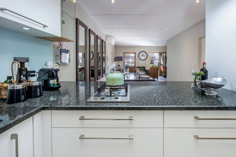 Food & Drinks 4, Avemore Mareba Court No 9, Cape Winelands