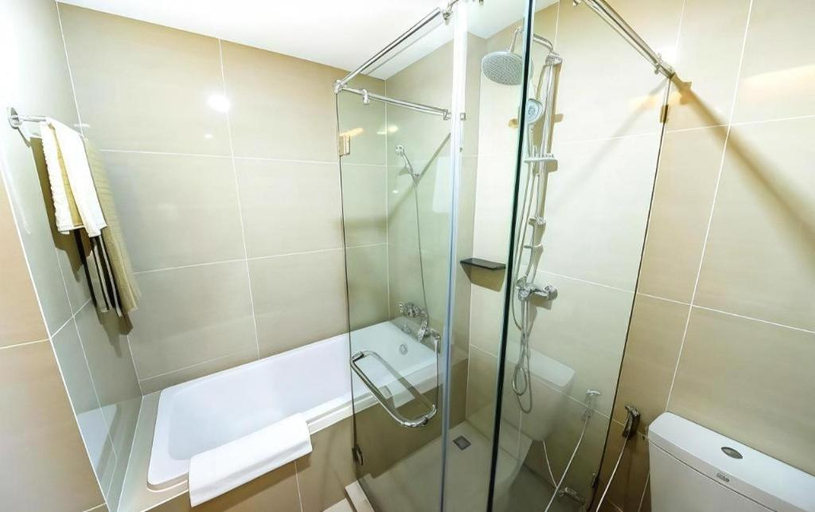 Bathroom 5, The Violin Sriracha, Si Racha