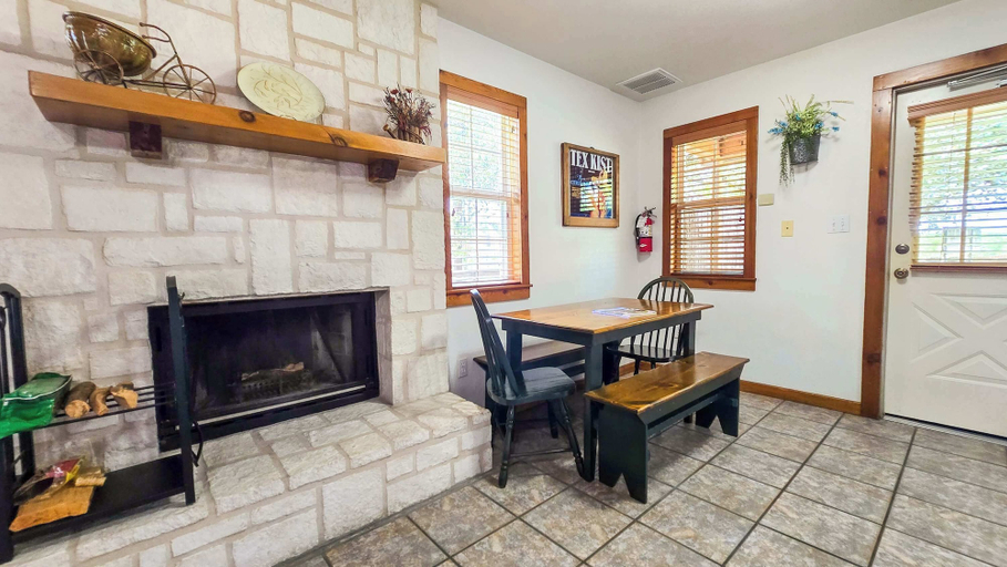 Dining, Stoneflower Dual Studio Stay, Comal