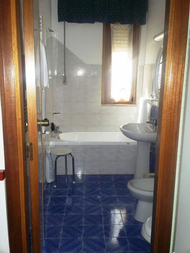 Bathroom 5, Hotel Gaggiano, Foggia