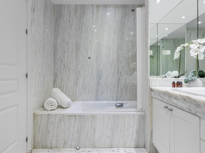 Bathroom, 3 Bedroom Pool View Apartment, Málaga