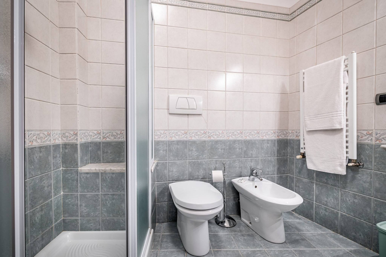Bathroom 4, Lungarno Colombo 28, Florence