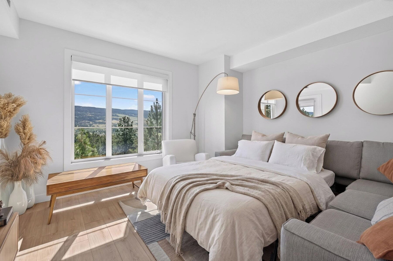 Room 1, Mountain View w Pool Hottub and Golf, Central Okanagan
