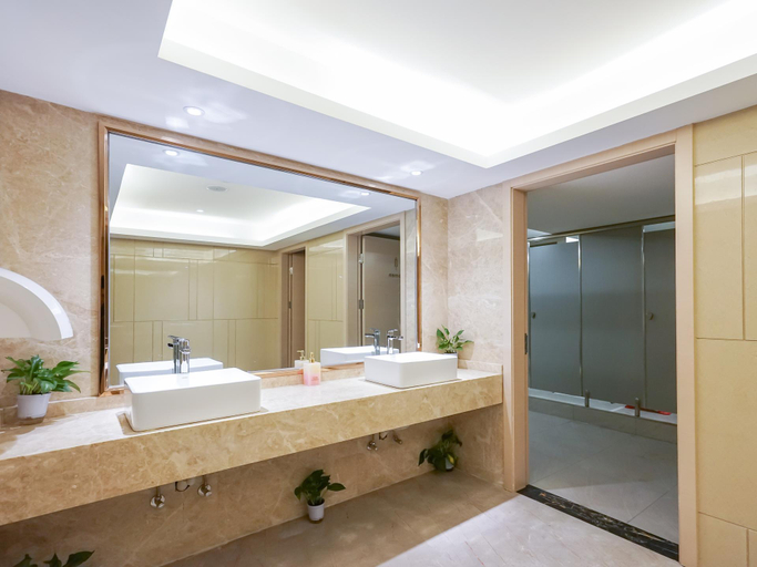 Bathroom, Lavande Hotel Wuhan Jinyin Lake Light Industry University, Wuhan