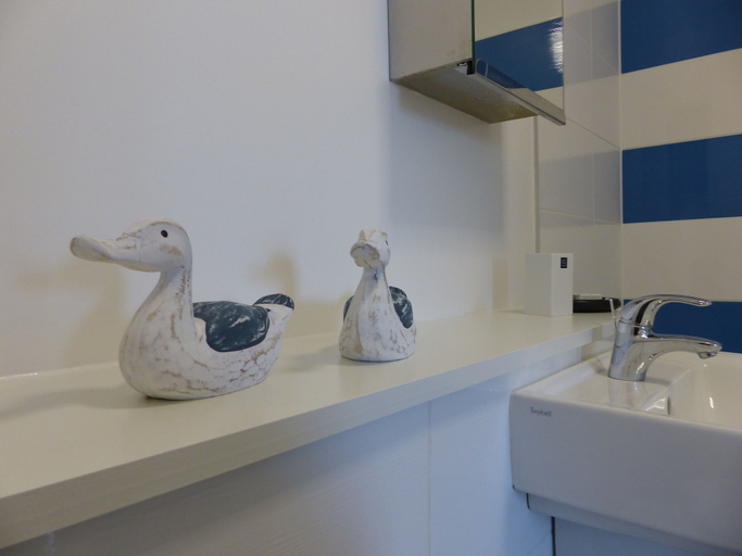 Bathroom 3, Skyline Plaza, Hampshire