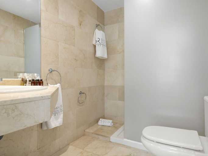 Room 3, Terrazas DE Banus 4 12, Málaga
