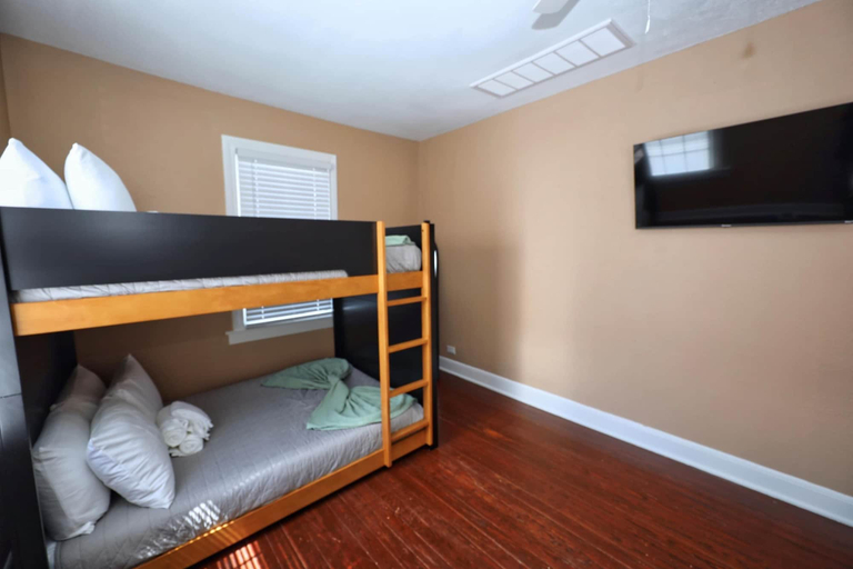 Room 2, Cotton Cottage - Cozy Galveston Getaway, Galveston