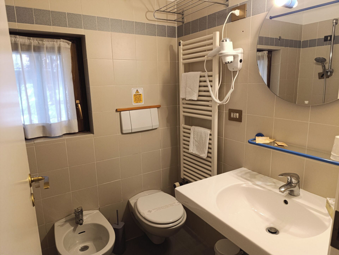 Bathroom 4, Hotel de Champoluc, Aosta