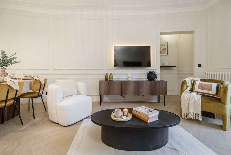 Living area 3, PoeticStay - Champs-Élysées - Galilée, Paris