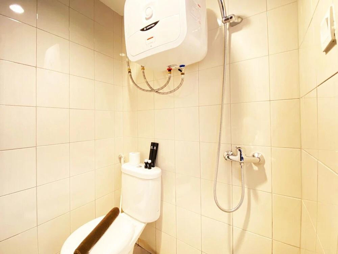 Bathroom 3, Homey And Cozy 2Br At Mekarwangi Square Cibaduyut Apartment, Bandung