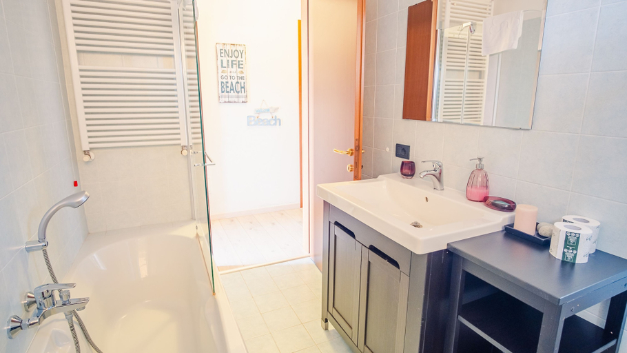 Bathroom 5, La Terrazza sul Lago - Italian Homing, Brescia