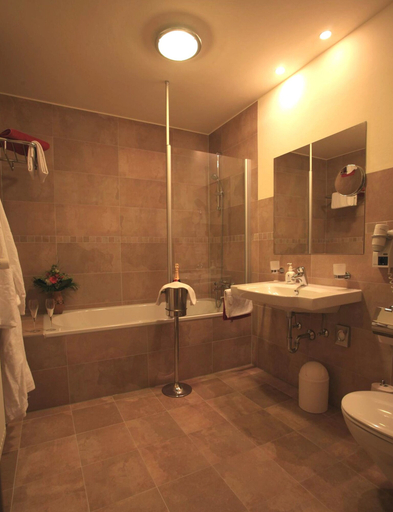 Bathroom 2, Landhotel Hochspessart, Aschaffenburg