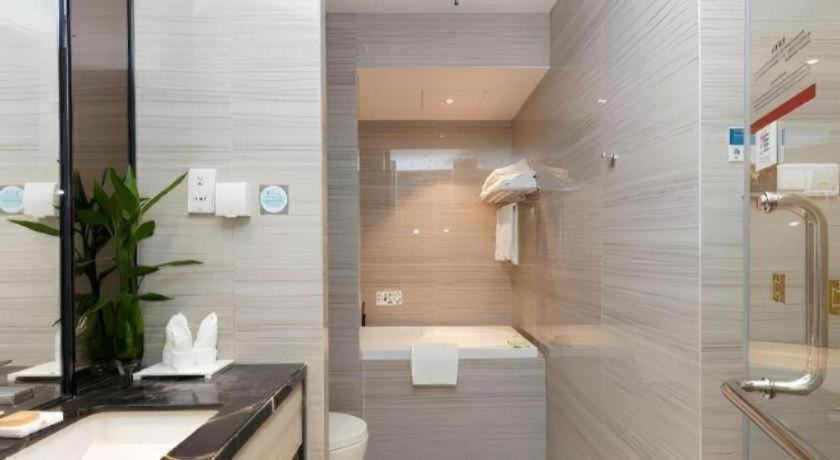 Bathroom 3, Huafa Executive Apartment Hotel Zhuhai, Zhuhai