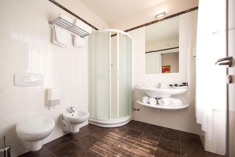 Bathroom 5, Hotel San Martino, Brescia