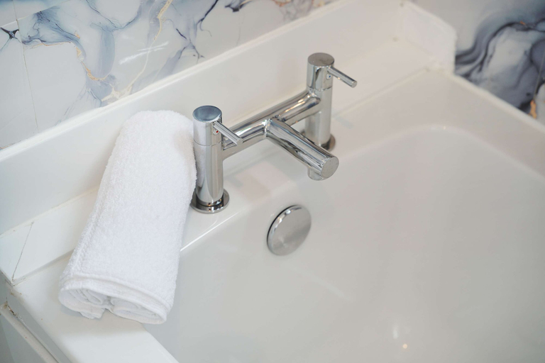 Room 4, Stunning 3BR Equipped Kitchen By Stay With Us, Durham