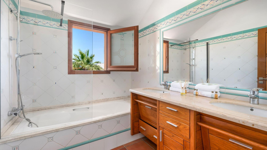 Bathroom 3, Villa La Parcela in Marbella, Málaga