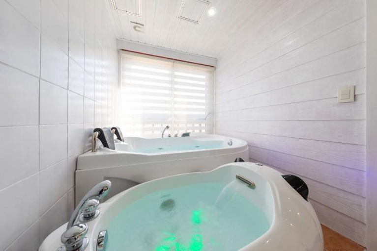 Bathroom 3, Gyeongju Love and Love Pension, Gyeongju