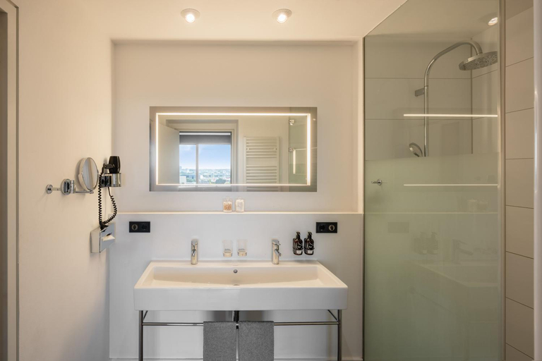 Bathroom, INNSiDE Düsseldorf Hafen, Düsseldorf