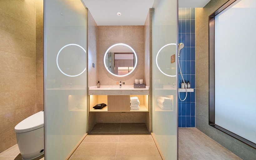 Bathroom, Kyriad Marvelous Hotel (Dongguan Huayang Lake University City Store), Dongguan
