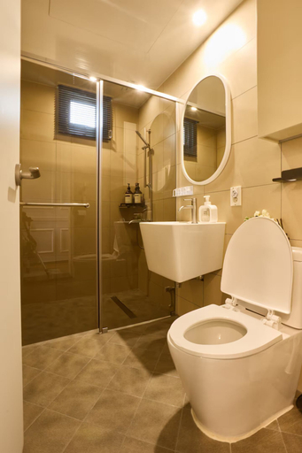Bathroom 4, Green Ban, Jongno