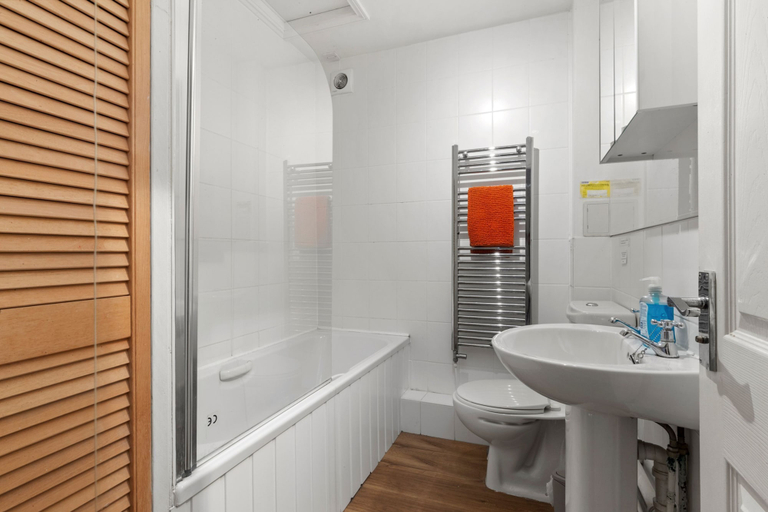 Bathroom, 1 Sunny Cove - Direct Beach Access Sea Views, Pembrokeshire