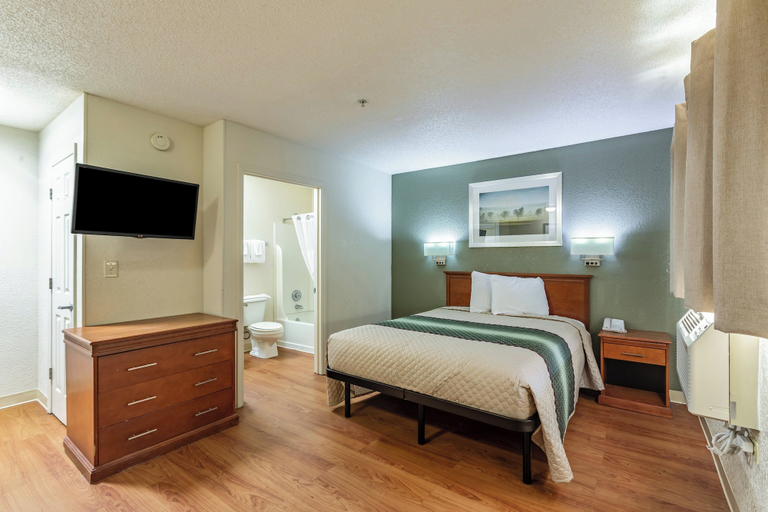 Bedroom 3, HomeTowne Studios By Red Roof Gainesville, GA, Hall
