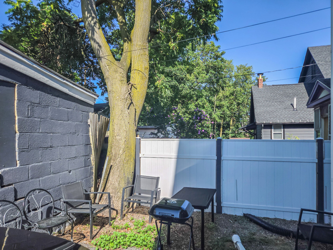 Outdoor dining, Seward St - Rooms - Shared Bath & Spaces, Monroe