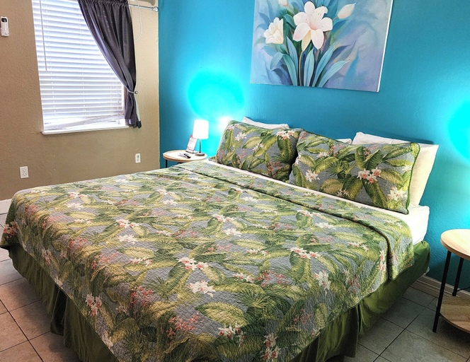 Bedroom 3, Upper Deck Hotel and Bar - Adults Only, Cameron