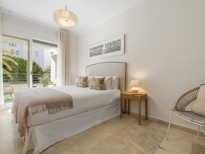 Room 4, Terrazas DE Banus 4 12, Málaga