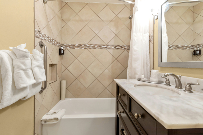 Bathroom 4, Marin Suites Hotel, Marin