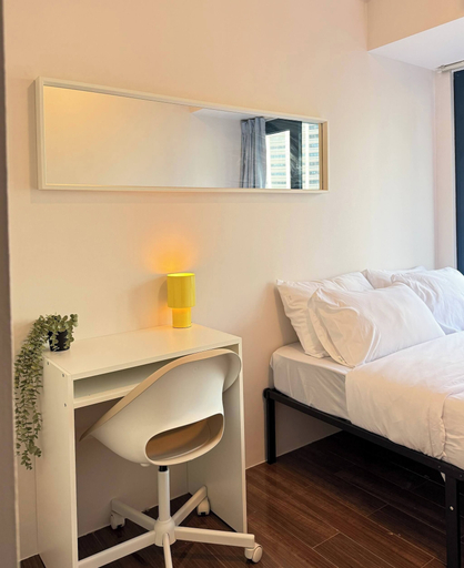 Room 4, Central Makati Place With Queen bed and 55 Inch Smart TV, Makati City