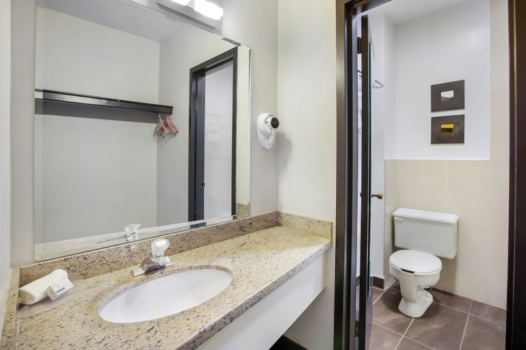 Bathroom 4, Days Inn & Conference Centre by Wyndham Montreal Airport, Montréal