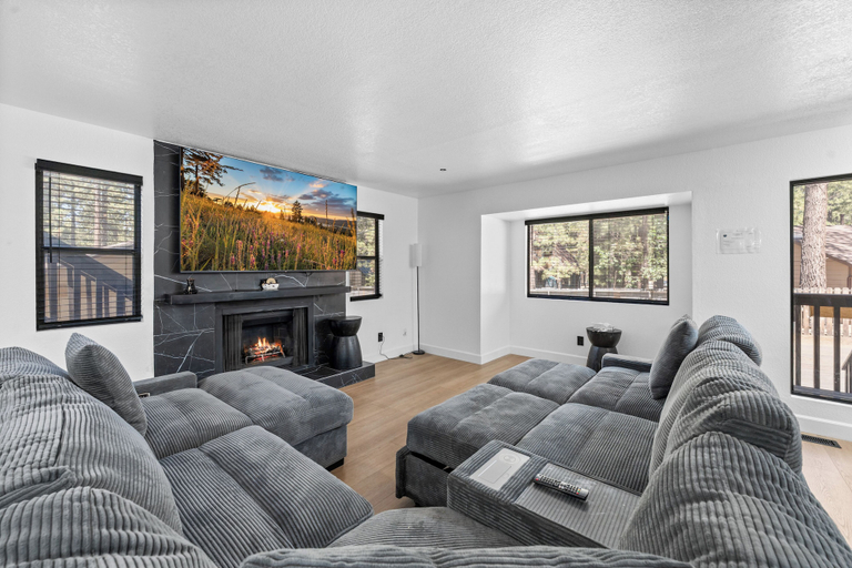 Living area 5, Summit Mountain Cabin, San Bernardino