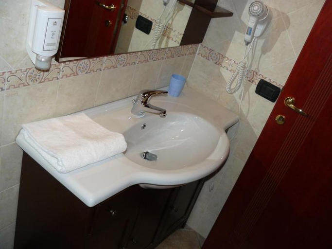 Bathroom 3, Sardinia Domus, Cagliari