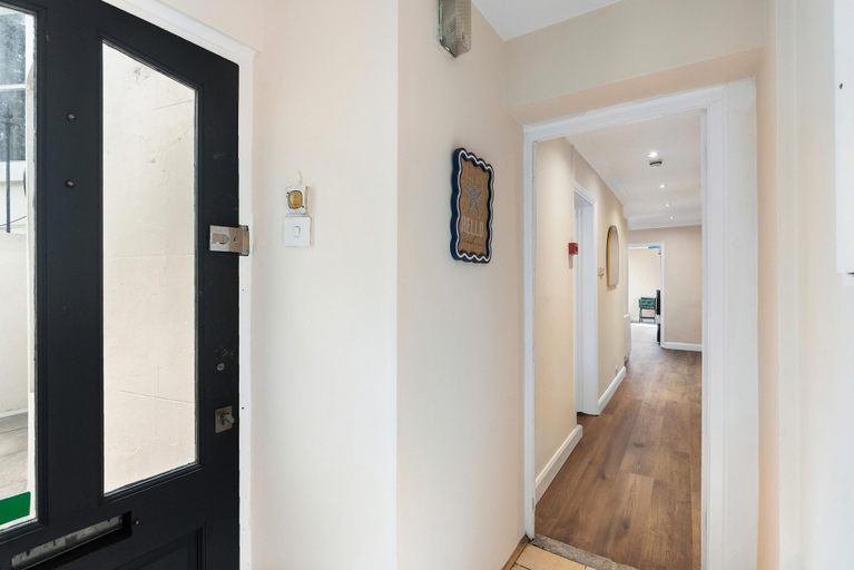 Room 4, Coastal Calm By My Getaways, Brighton and Hove
