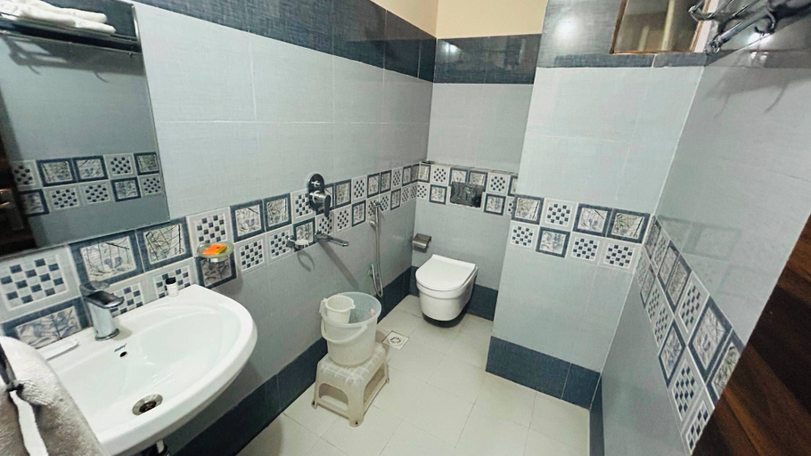 Bathroom 3, Hotel Ram Janki Palace, Varanasi