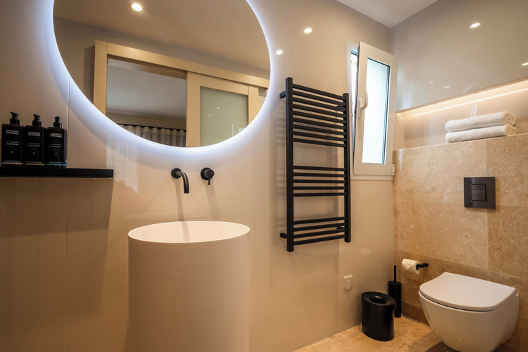 Bathroom 2, The Three Doors, St Julian's