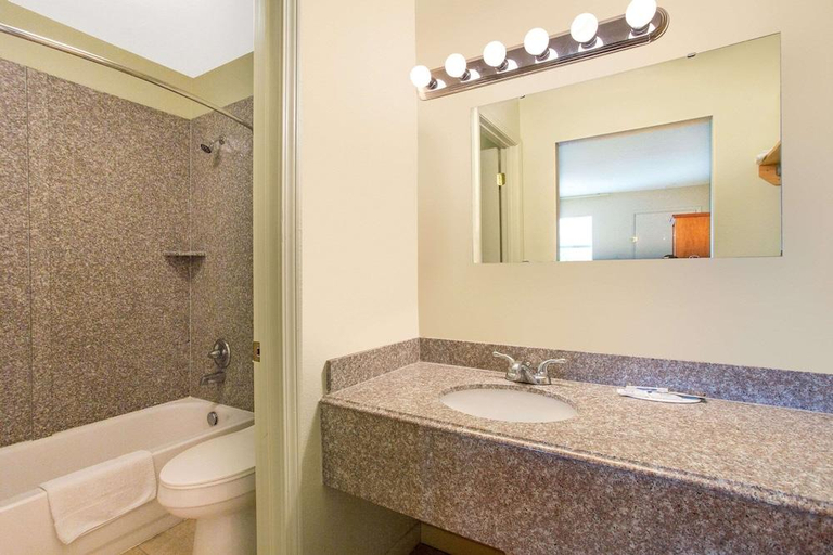 Bathroom, Knights Inn Glade Spring, Washington